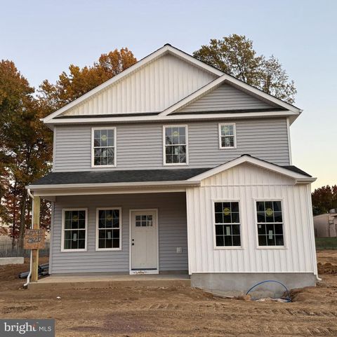 2820 AVENUE E LEVITTOWN PA 19056