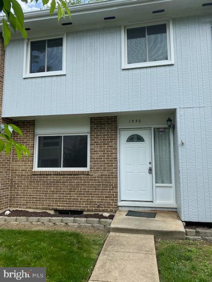 Well priced Crofton interior unit  has 3 bedrooms and 2.5 baths.  Home has hardwood flooring, ample storage space, finished basement and fenced rear yard.  Hurry, this one won't last.