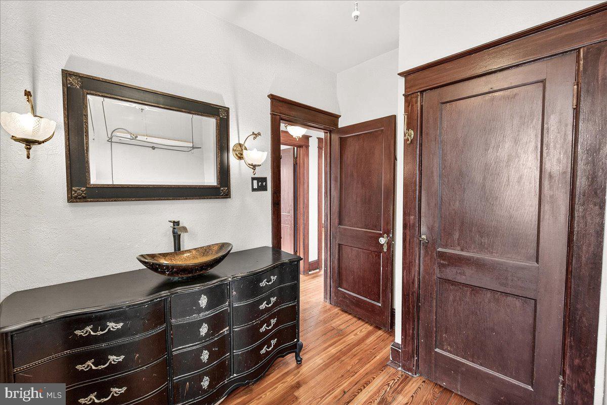 HALFWAY - Residential