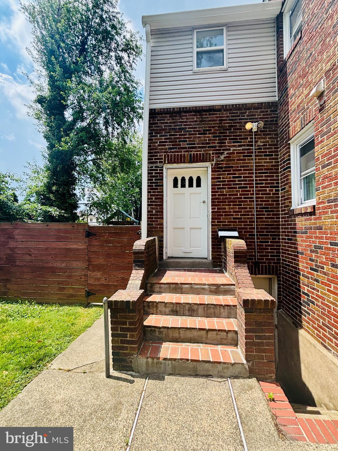 6828 OXFORD AVENUE 2ND FLOOR