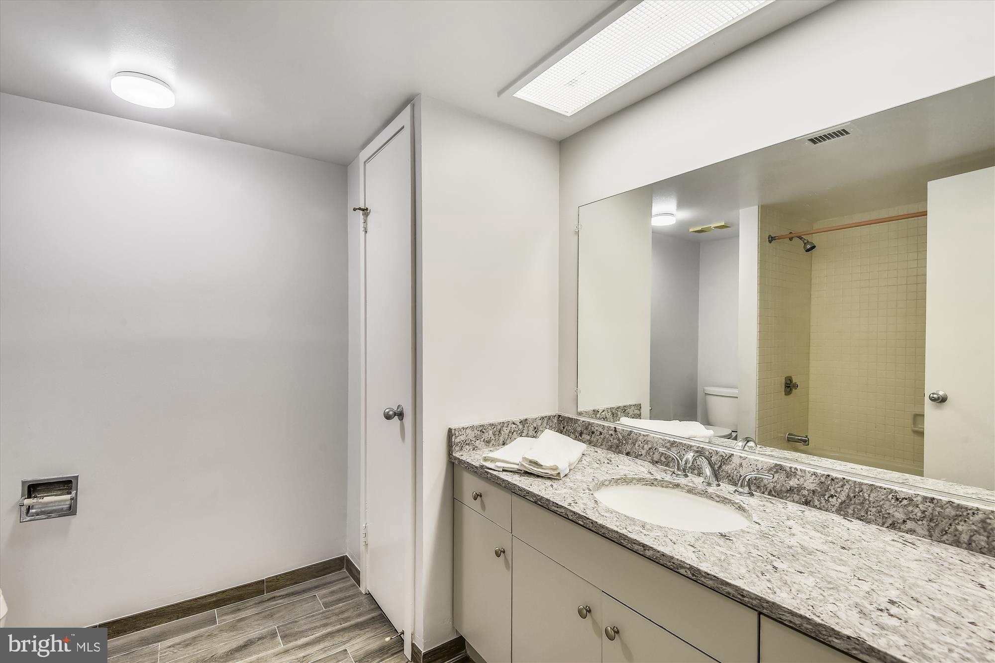 SKYLINE SQUARE CONDO - Residential