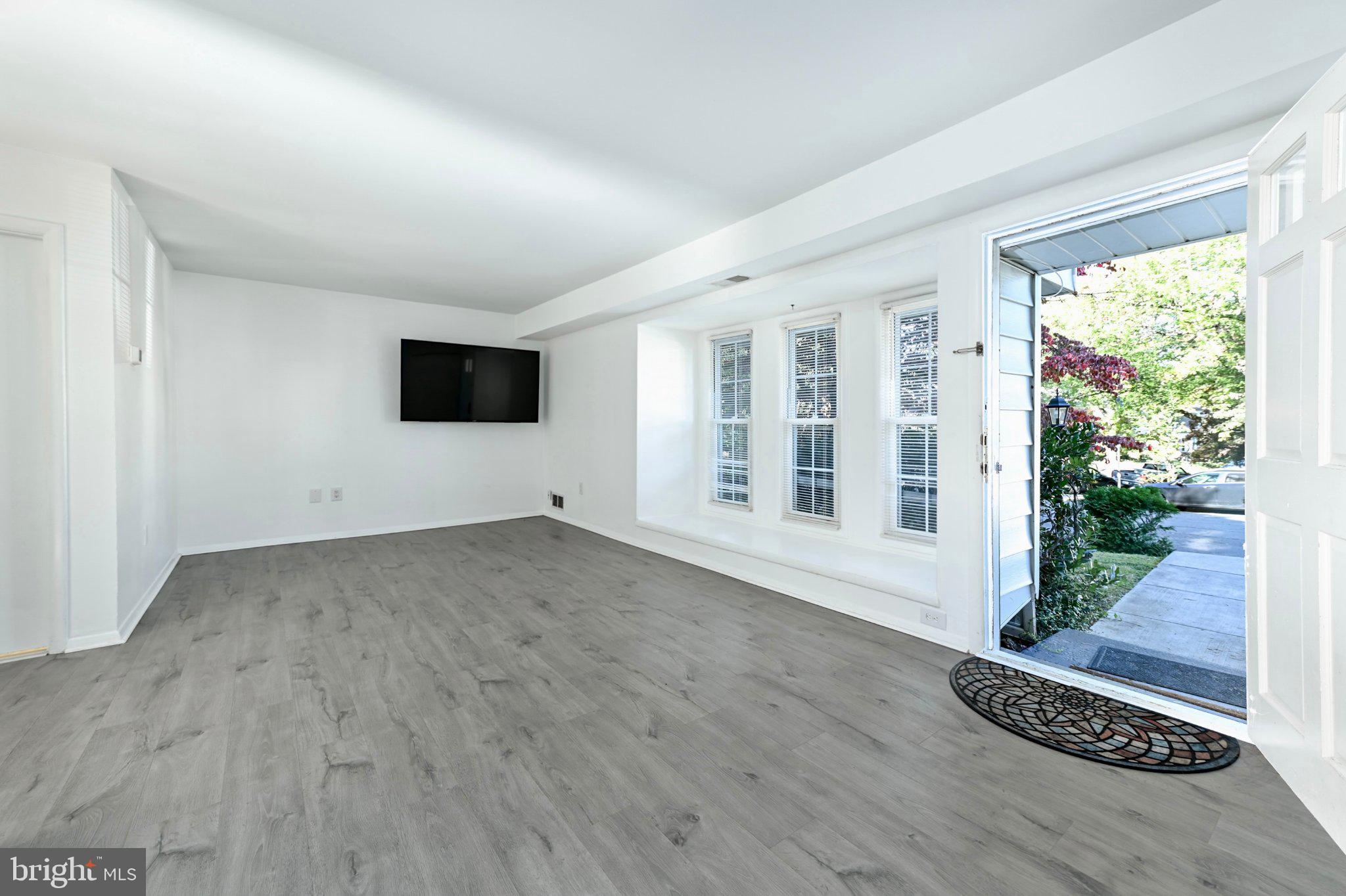 336 ROANOKE DRIVE SE