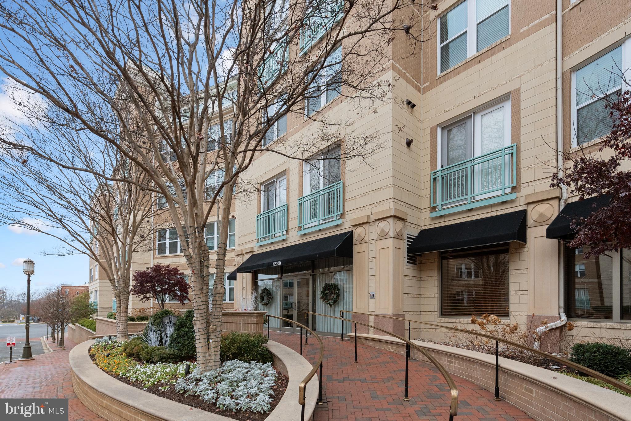 SAVOY AT RESTON TOWN CENTER - Residential