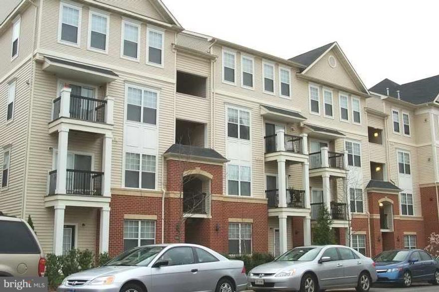 Gorgeous one bedroom, one bath condo in sought after Fairfax Ridge** easy commute close to 66 and 50** Spacious floorplan with large open kitchen, family room and dining space** walkout to balcony** Large bedroom sizes with upgraded bathroom and generous closet space** close to dining & entertainment** Must See
