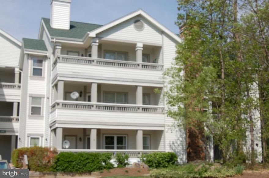 Beautiful 1 BR condo in sought after Stonecroft subdivision in Fair Lakes.  It features large closets, Washer and Dryer in unit, laminate wood floors in Living a Room, Dining Room and Kitchen, which has a gas stove. Wood burning Fireplace in LR. Backs to trees. Clubhouse with Exercise room, Party room, Pool, and Onsite Manager. Minutes to Bus Stop, Shops, Restaurants and Major Routes Nearby.