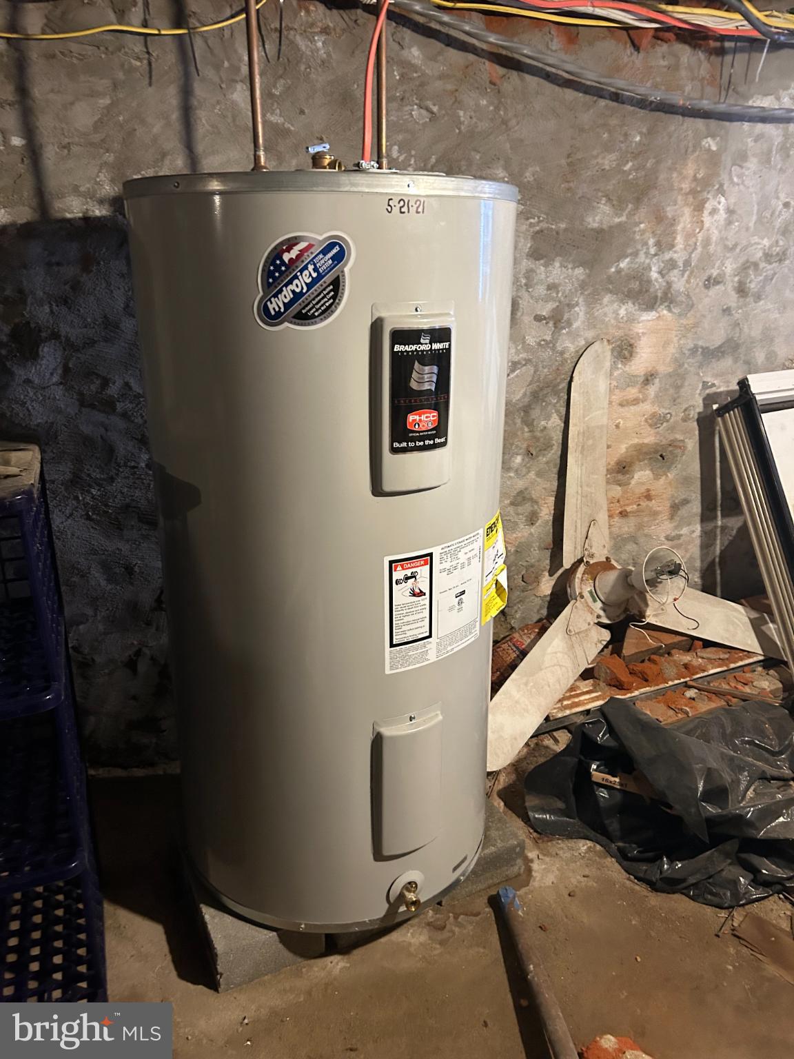 Main image without alt text