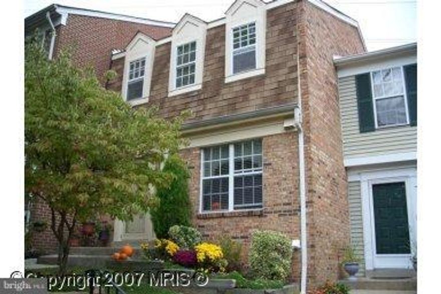 Bright & Spacious, private community close to Metro!  Beautiful hardwoods, Updated throughout. Sunken LR & Sep DR.  Master BR/BA. Finished LL  Large fenced patio. Backs to trees. Quiet Cul-de-sac location.Plenty of Storage & Reserved Parking.  Mins to Old Town, Hoffman, PTO, Just off 495, GW Pkwy &WW Bridge. Easy to Ft. Belvoir, Pentagon,Bolling & Andrews.  Close to Metro, Coffee Shop, Park.