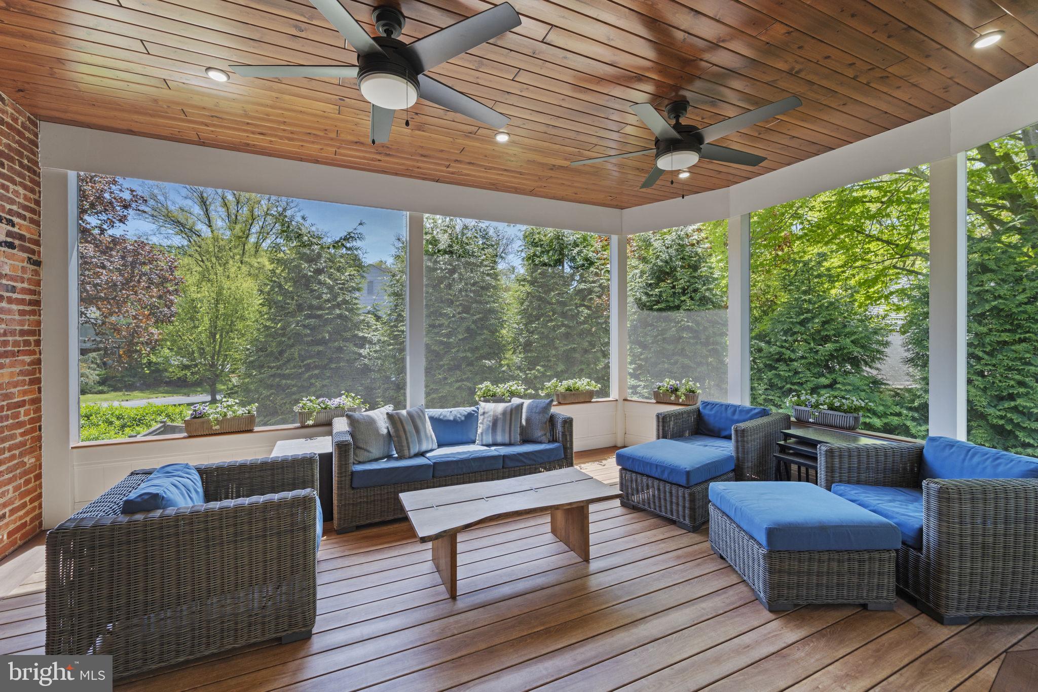 MARY KNOLLS - Residential