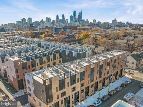 Townhouse For Sale - 660 Fairmount Avenue<br/> PHILADELPHIA, PA 19123