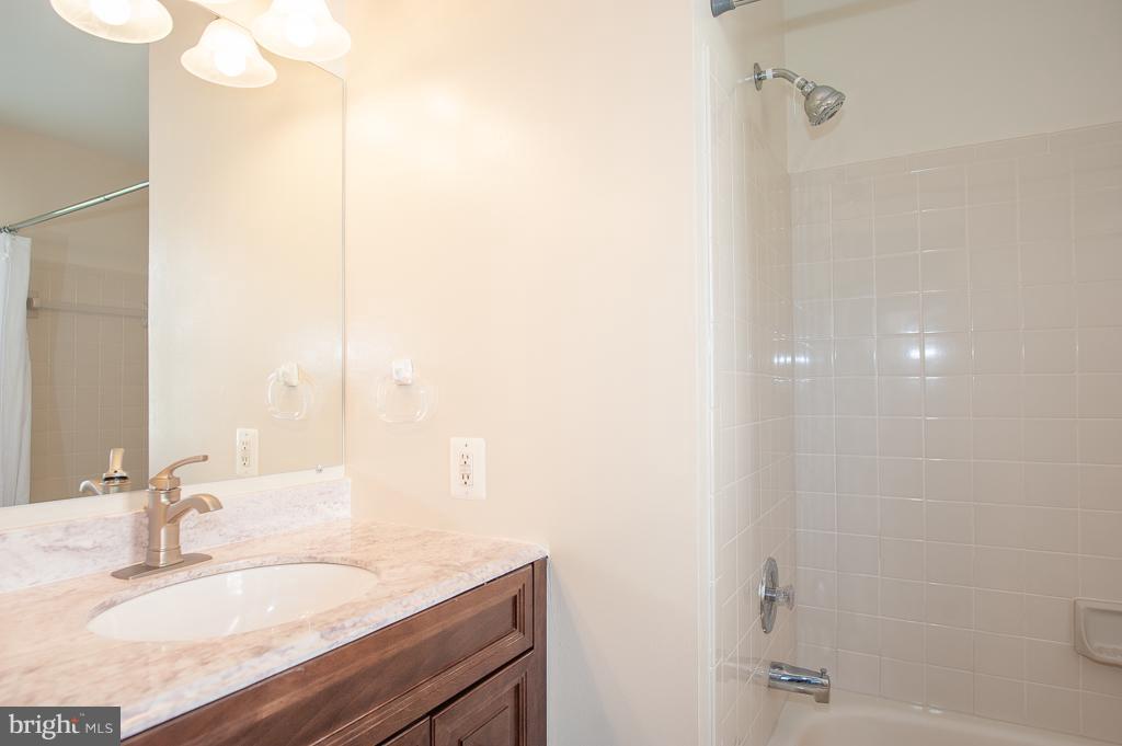 MANCHESTER LAKES - Residential Lease