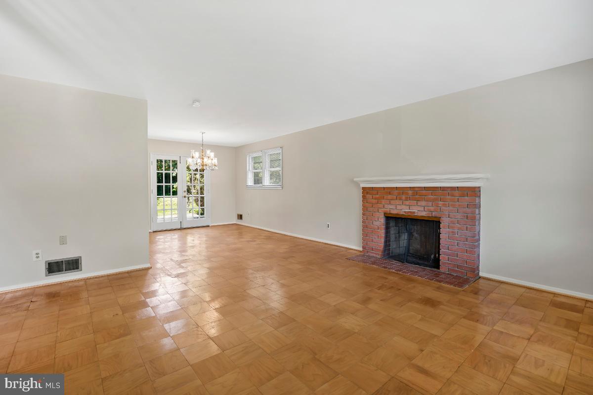 CRESTWOOD MANOR - Residential