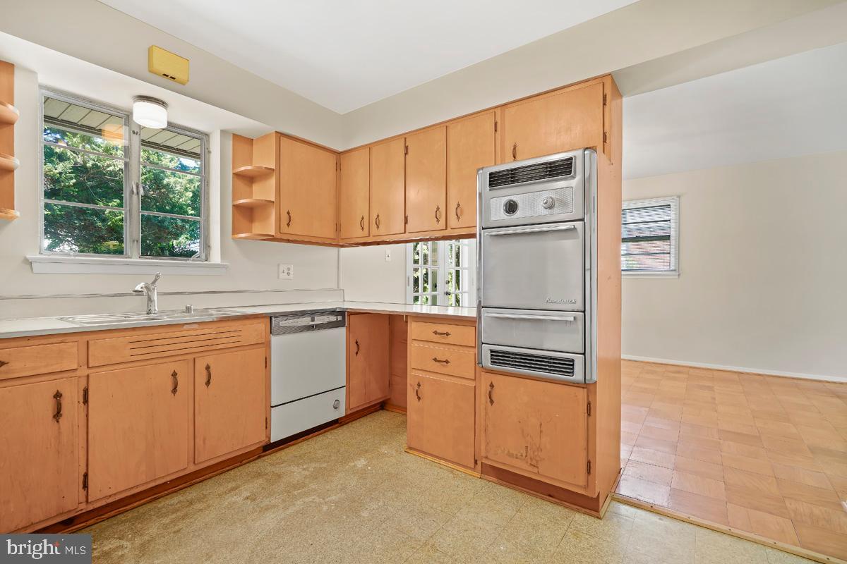 CRESTWOOD MANOR - Residential