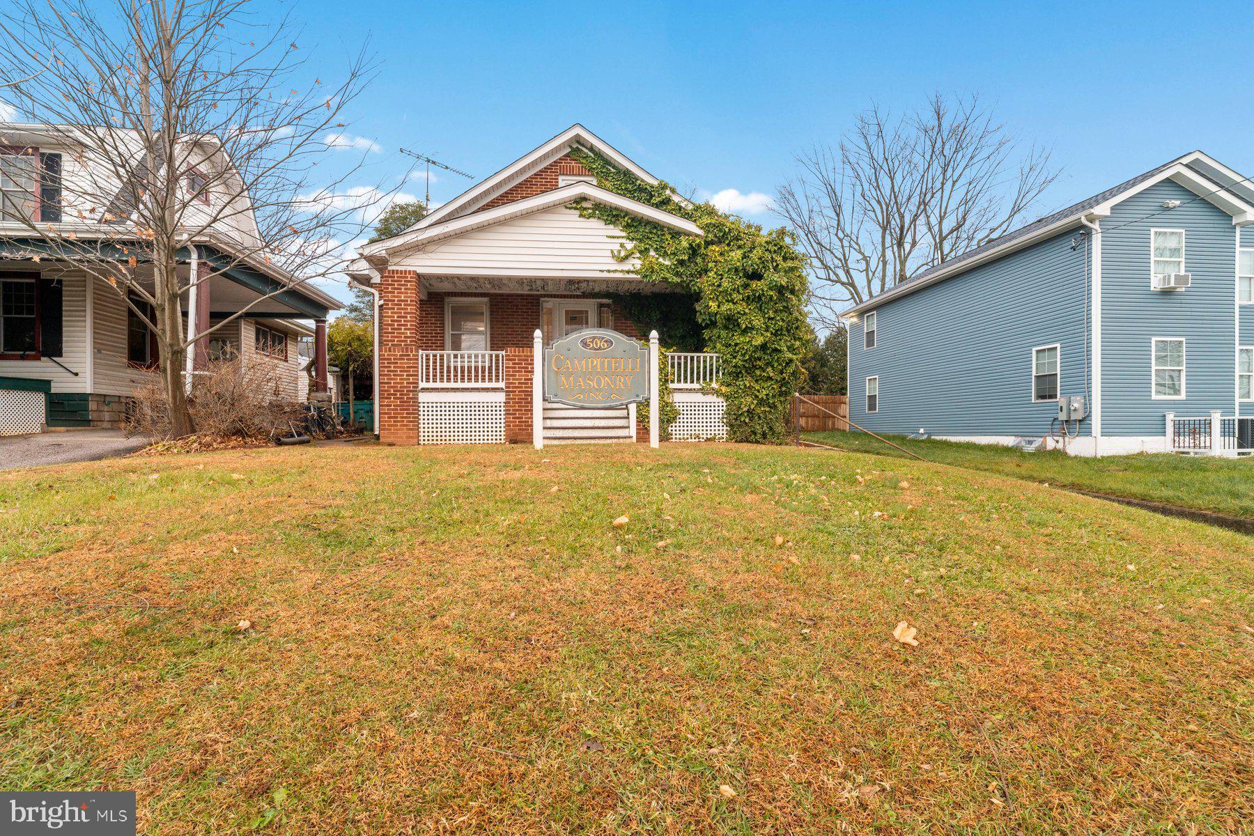 Main image without alt text