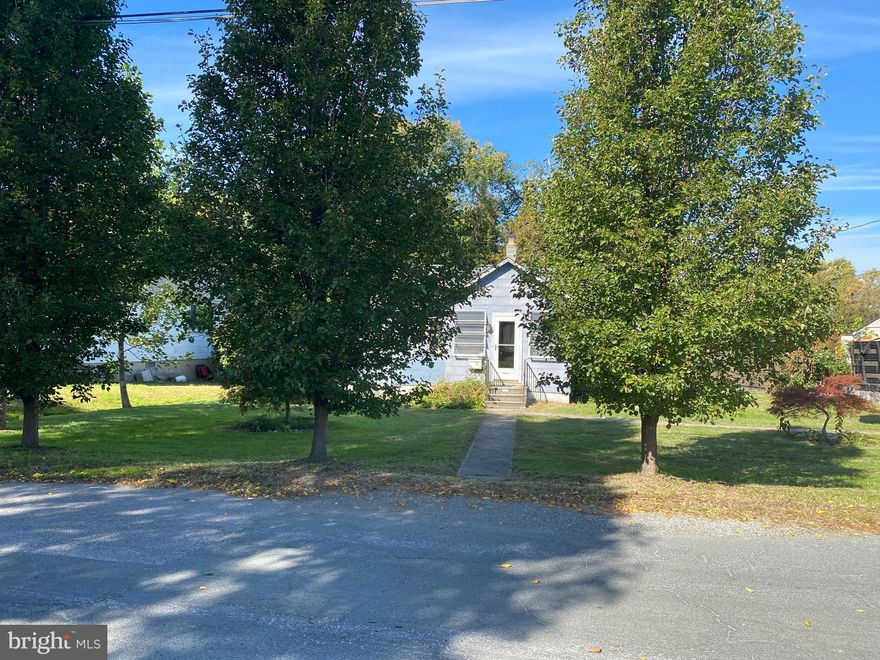 Just off Wise Ave Water oriented community, near Bear Creek and Bear Creek Park.
Needs rehab and there is plenty of yard to add an addition.
Property being sold in " AS IS " condition.