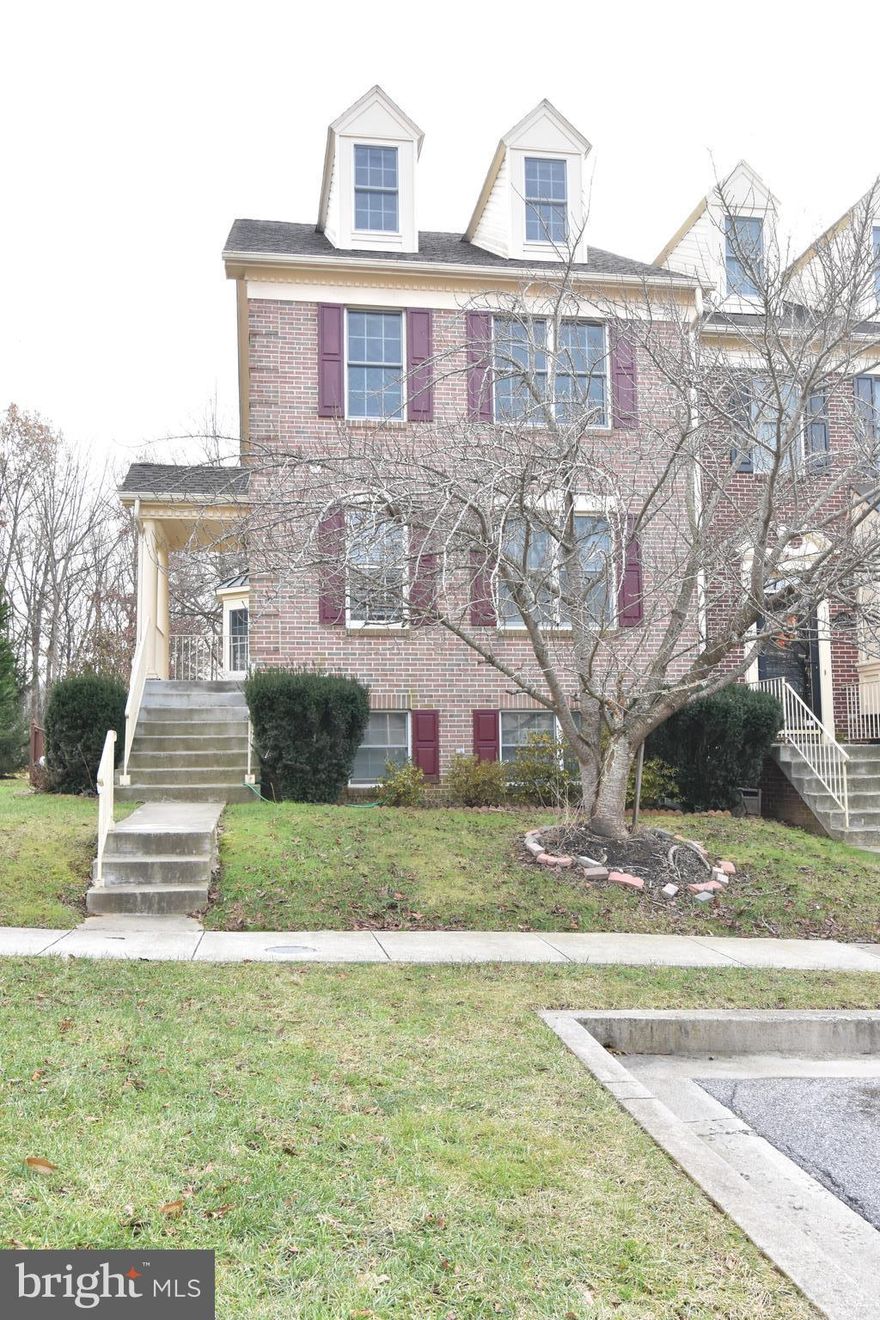 SPACIOUS 4 BEDRM/3.5 BATH END OF GROUP TOWNHOME IN POPLUAR HUNTERS RUN. ENJOY HARDWOOD FLOORING IN LIVING RM/DINING RM,  UPDATED KITCHEN W/ WALK OUT TO BACK DECK AND FENCED YARD. 3 BEDROOMS ON UPPER LVL W/ BONUS LOFT, 4TH BEDRM IN LOWER LVL W/ FULL BATH, LANDRY RM, FAMILY RM WITH GAS FIREPLACE, AND WALK OUT. AVAIL IMMEDIATELY. PETS CASE BY CASE, NO SMOKING. ONLY QUALIFIED APPLICANTS PLEASE.