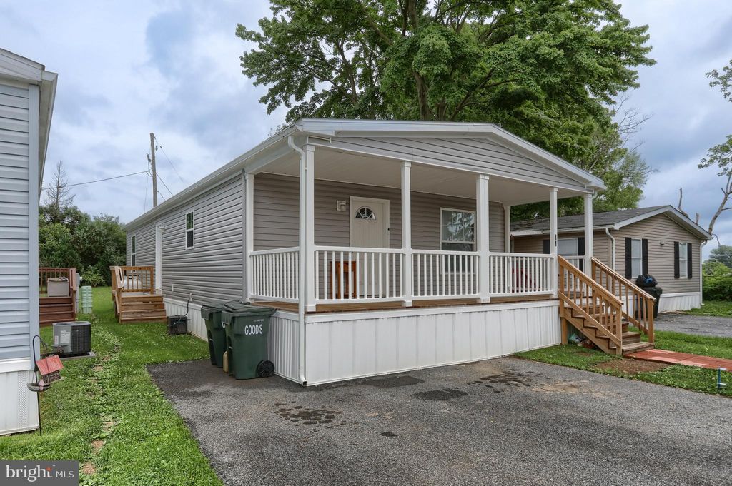 Photo of 11 CRYSTAL AVE, EPHRATA, PA 17522 (MLS # PALA2037132)