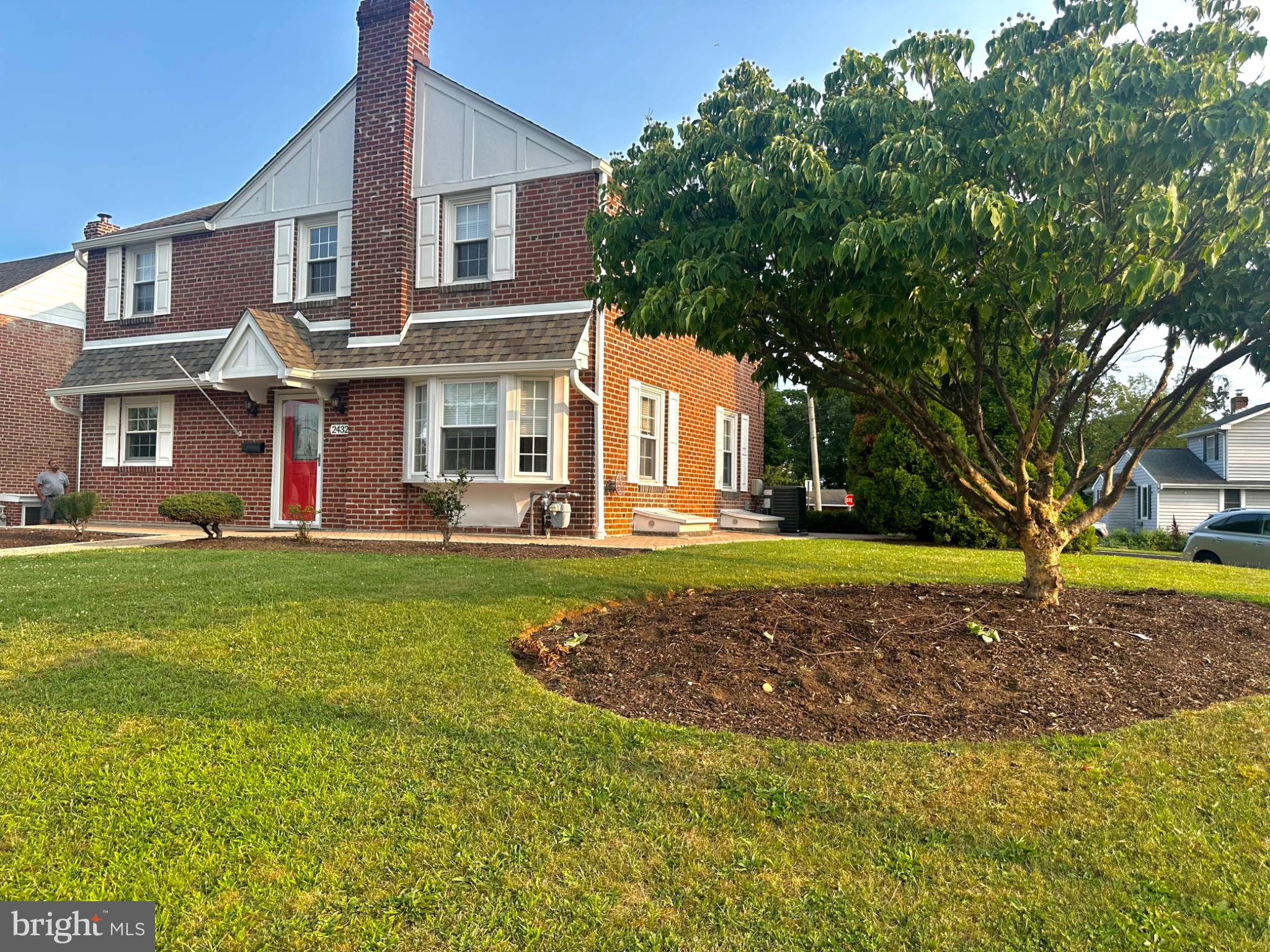 2432 W CHESTER PIKE