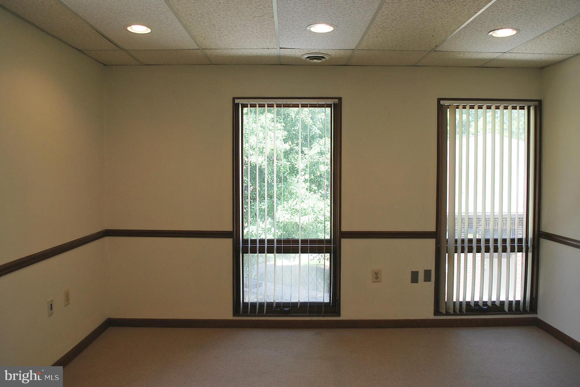 LAKE RIDGE EXECUTIVE PARK - Commercial Lease