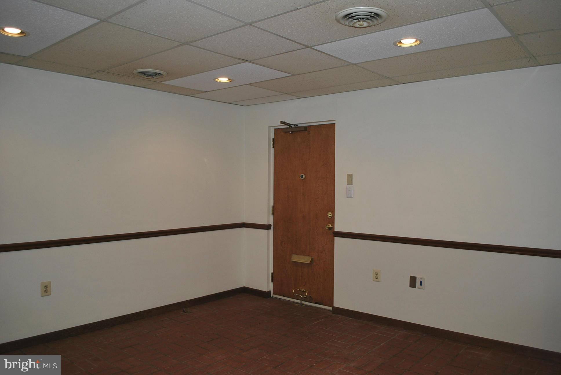 LAKE RIDGE EXECUTIVE PARK - Commercial Lease