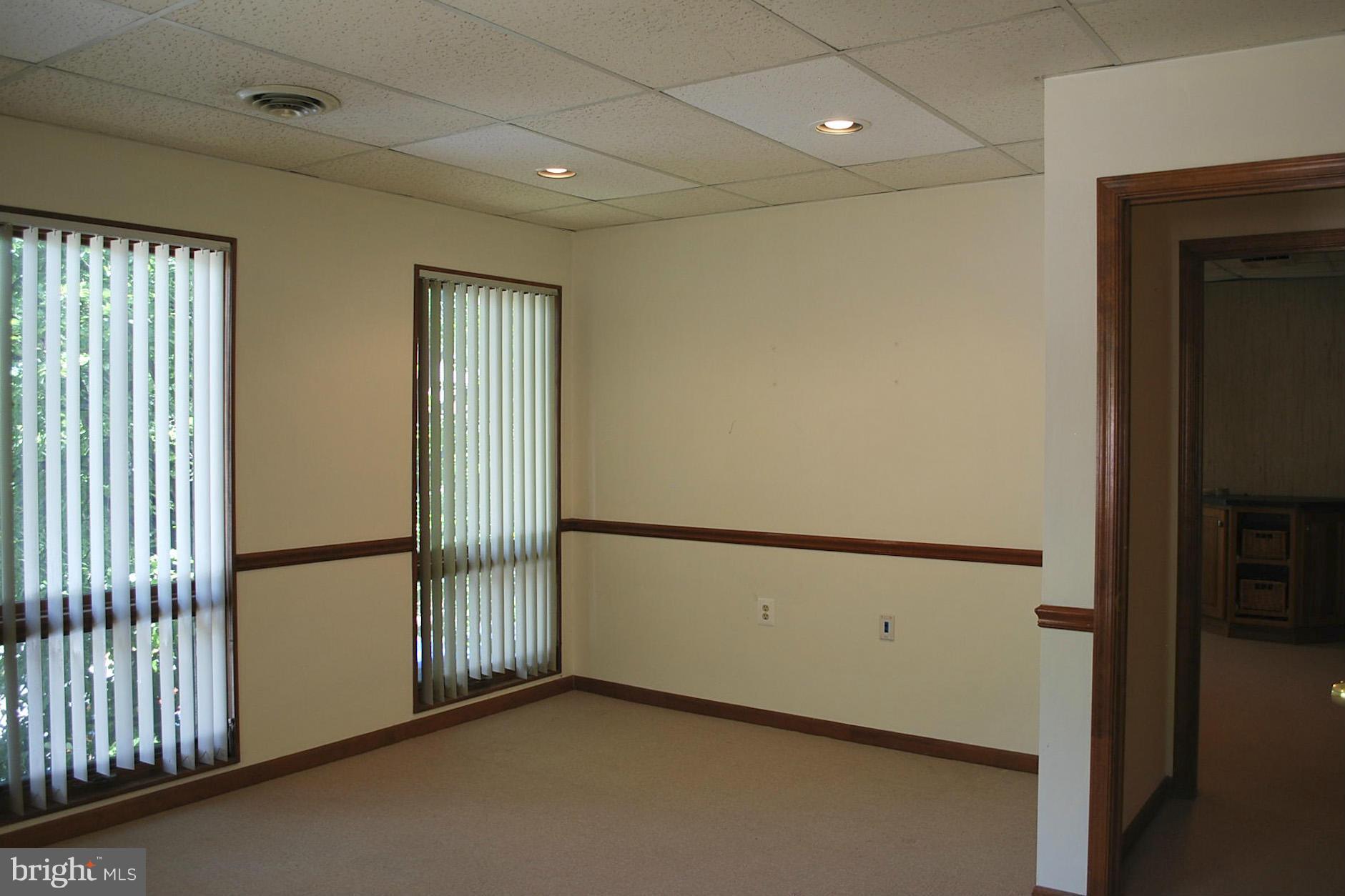 LAKE RIDGE EXECUTIVE PARK - Commercial Lease