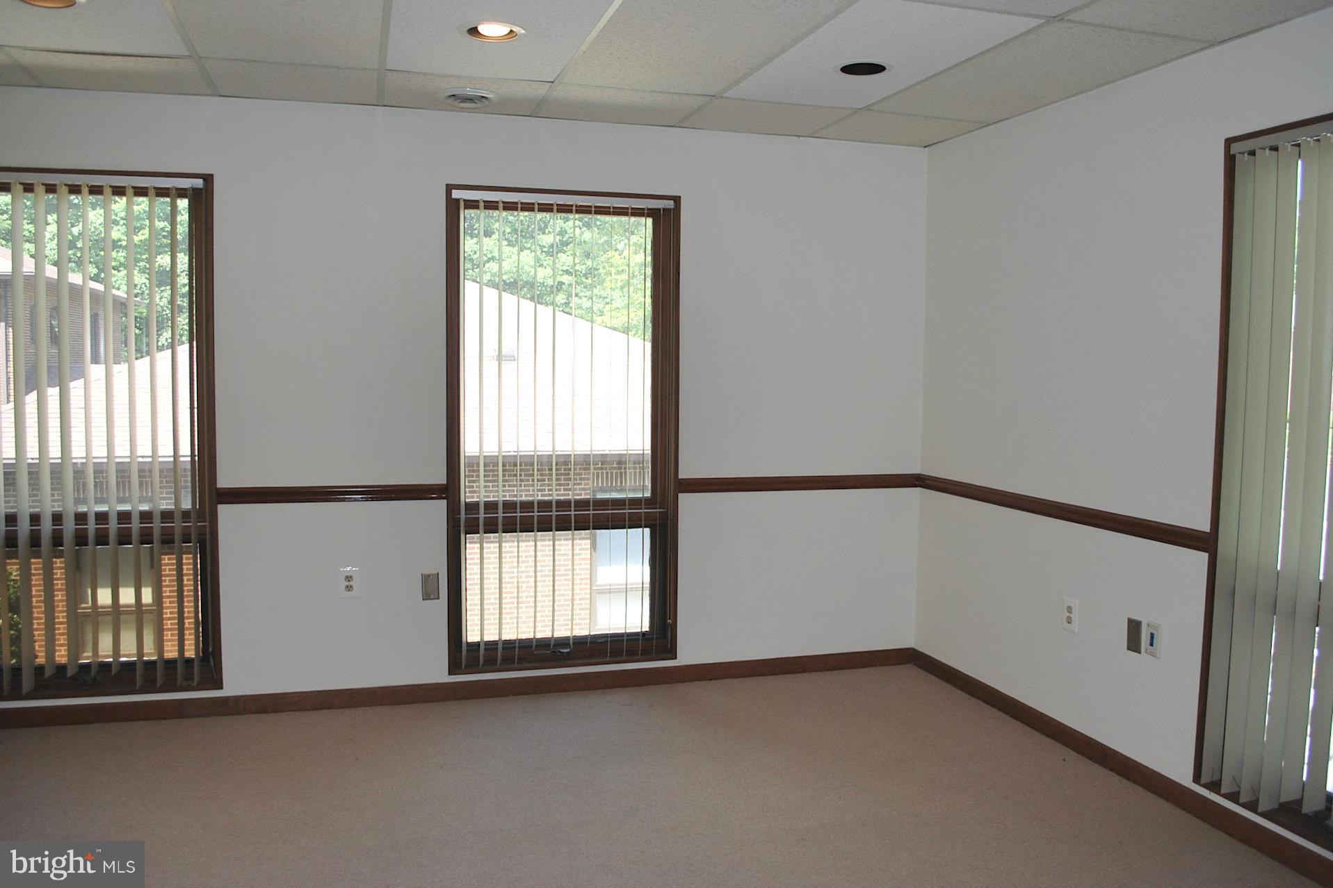LAKE RIDGE EXECUTIVE PARK - Commercial Lease