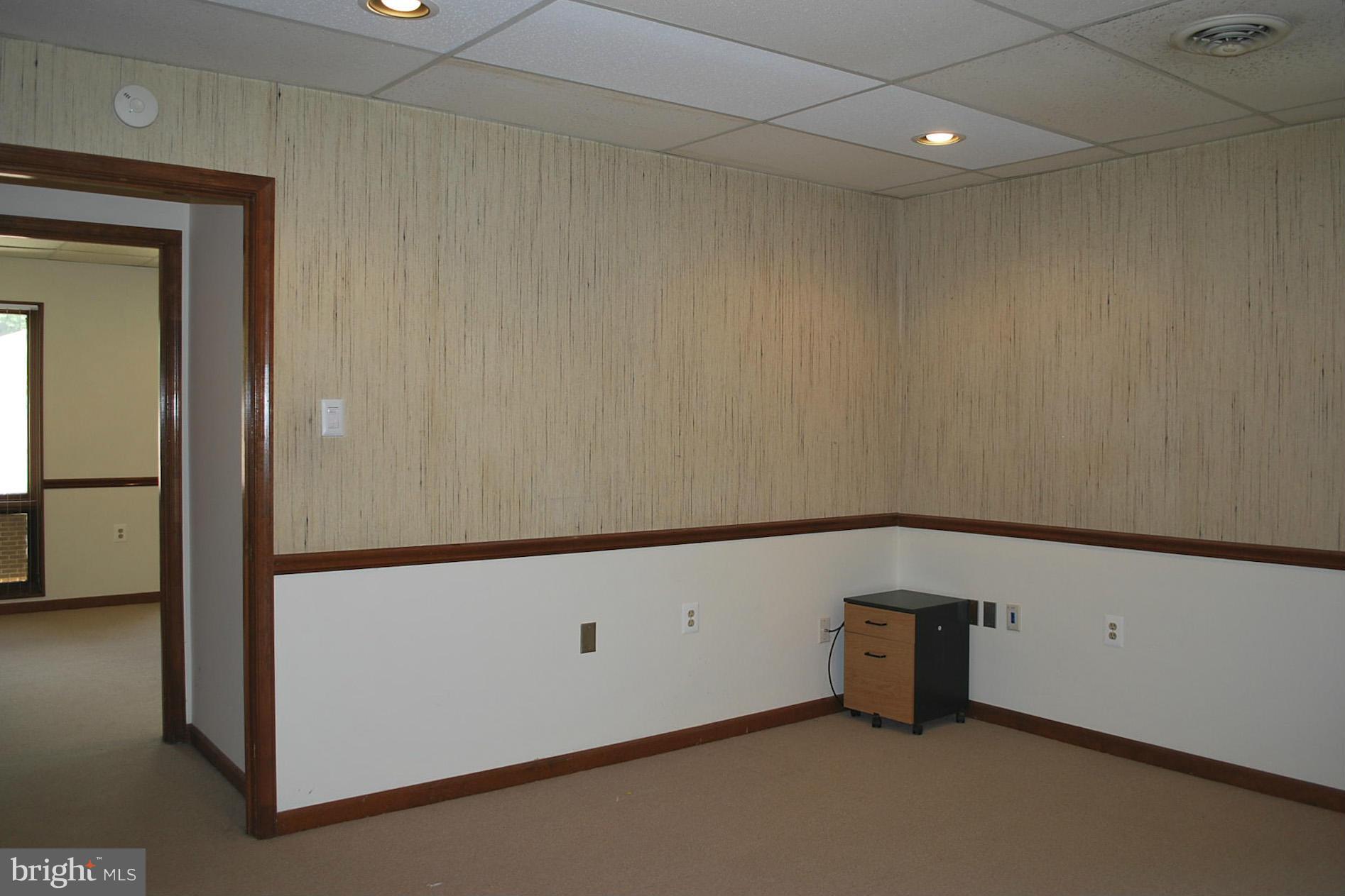 LAKE RIDGE EXECUTIVE PARK - Commercial Lease