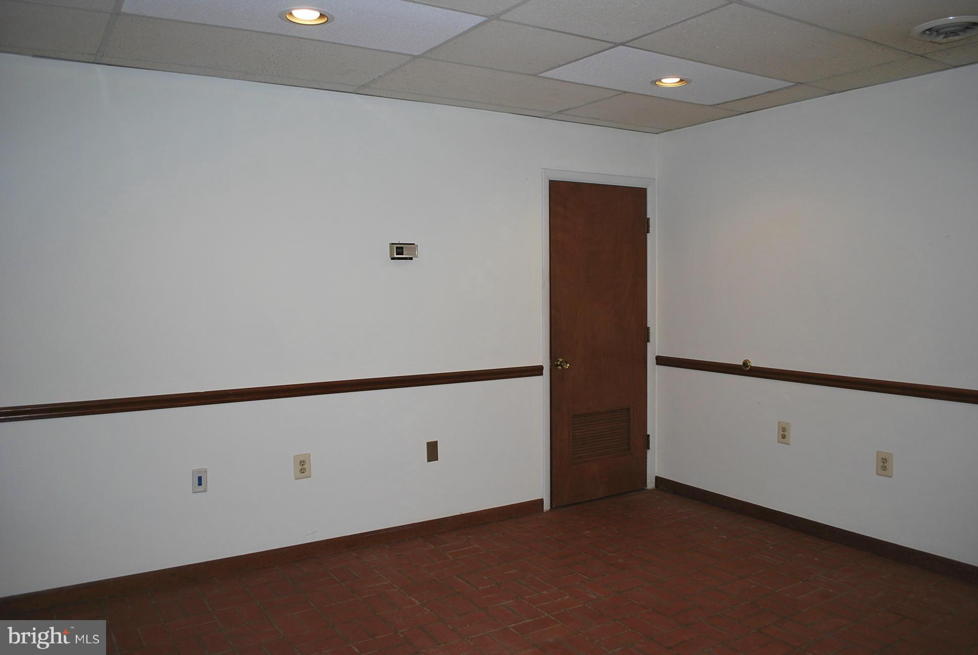 LAKE RIDGE EXECUTIVE PARK - Commercial Lease