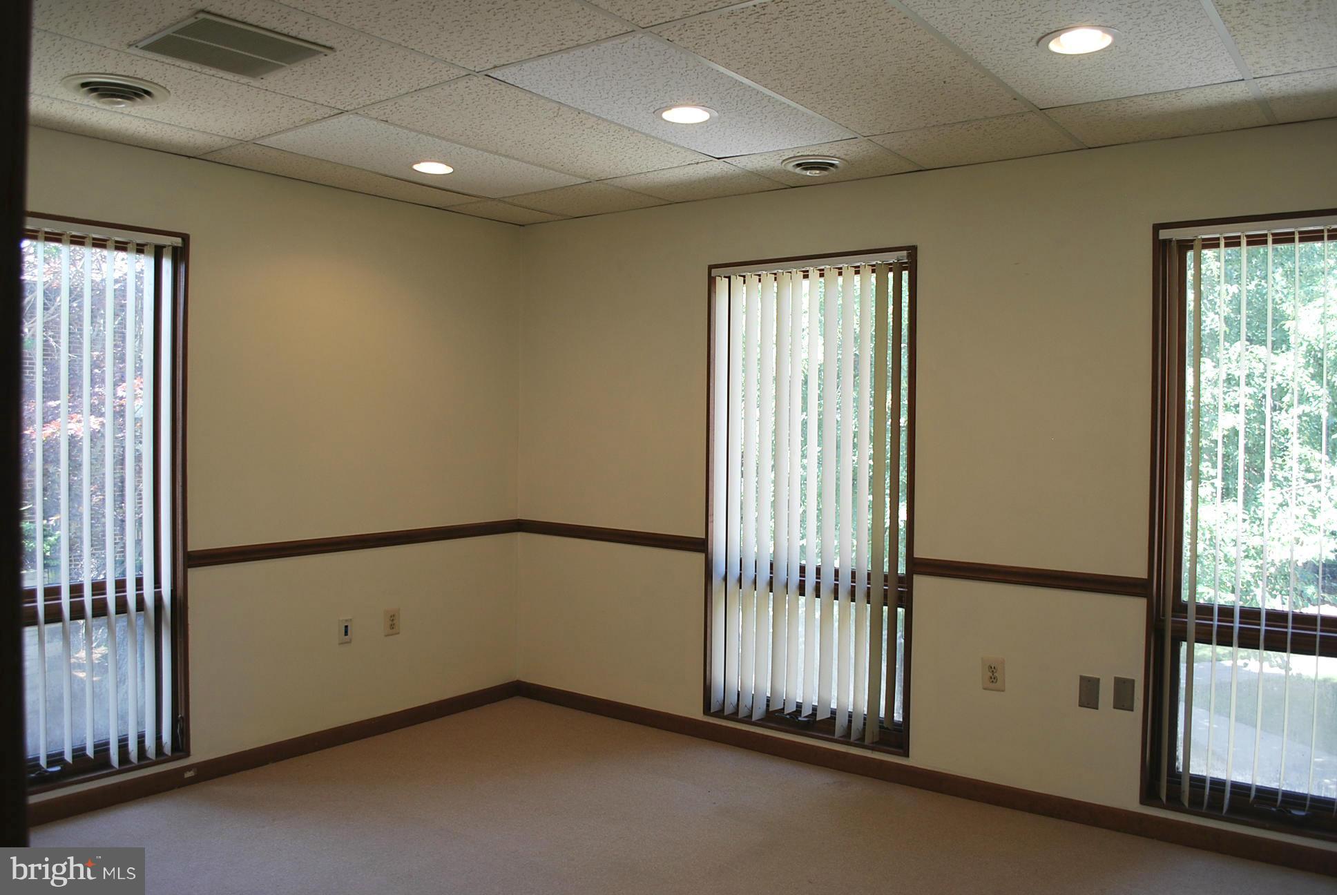 LAKE RIDGE EXECUTIVE PARK - Commercial Lease