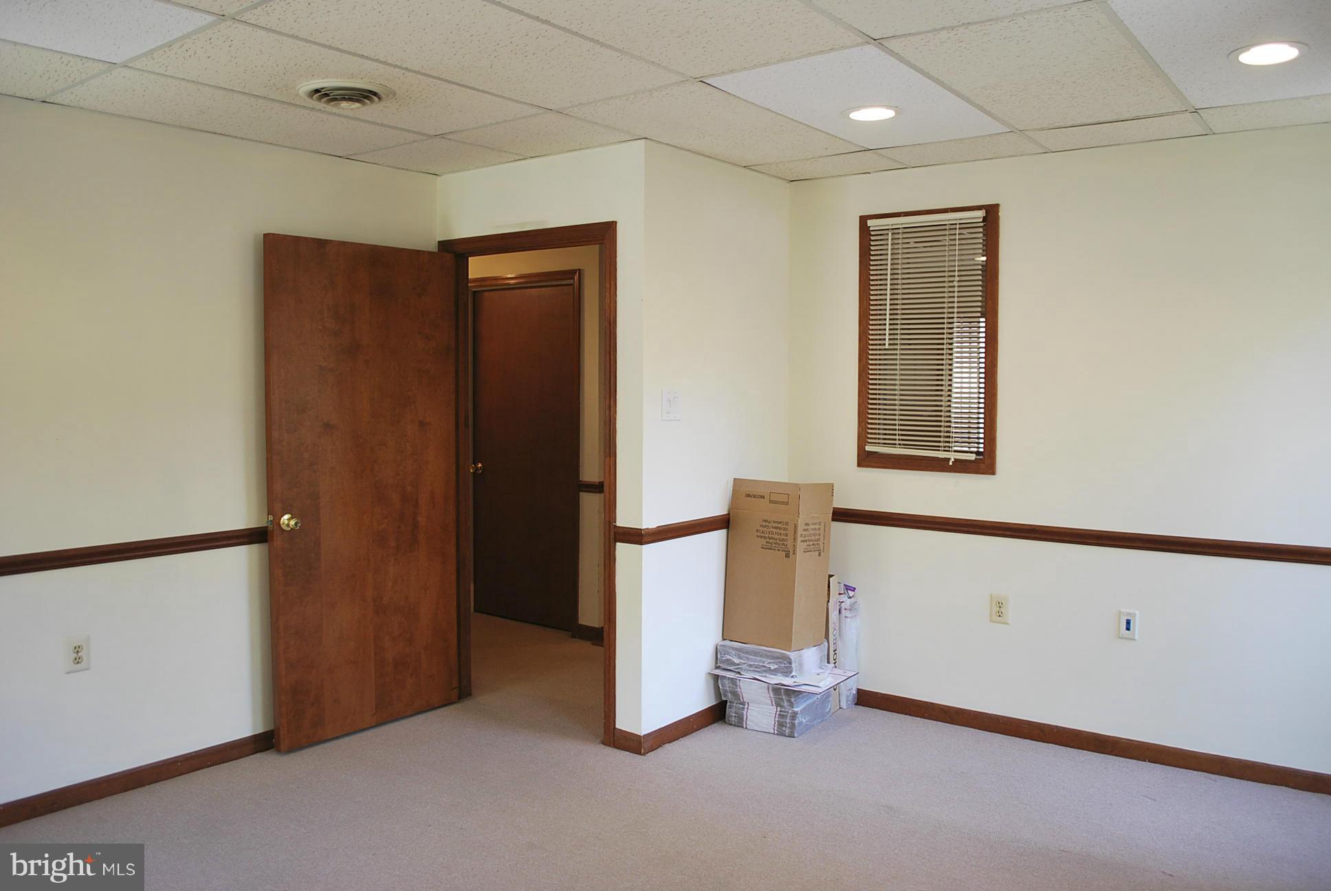 LAKE RIDGE EXECUTIVE PARK - Commercial Lease