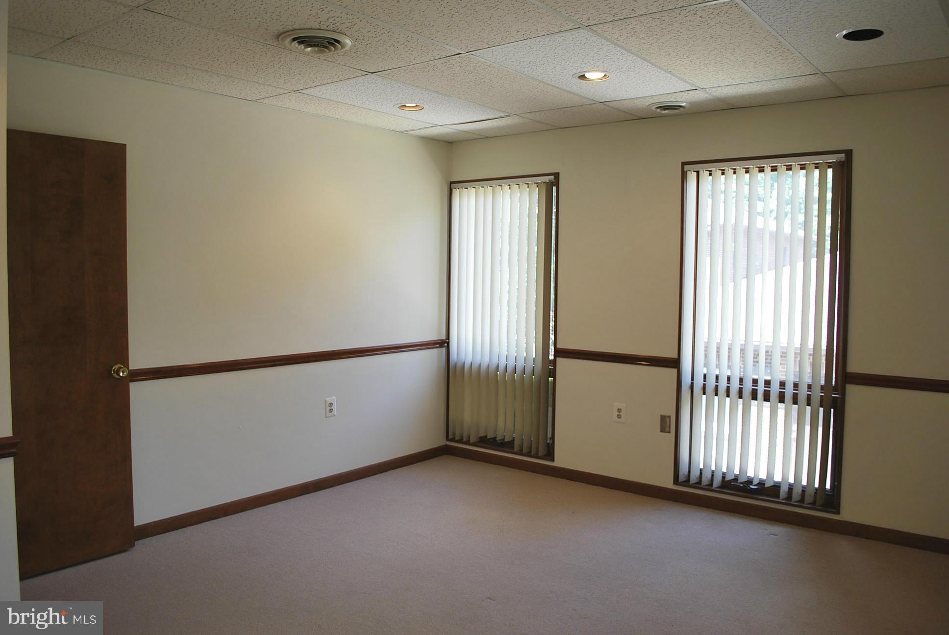 LAKE RIDGE EXECUTIVE PARK - Commercial Lease