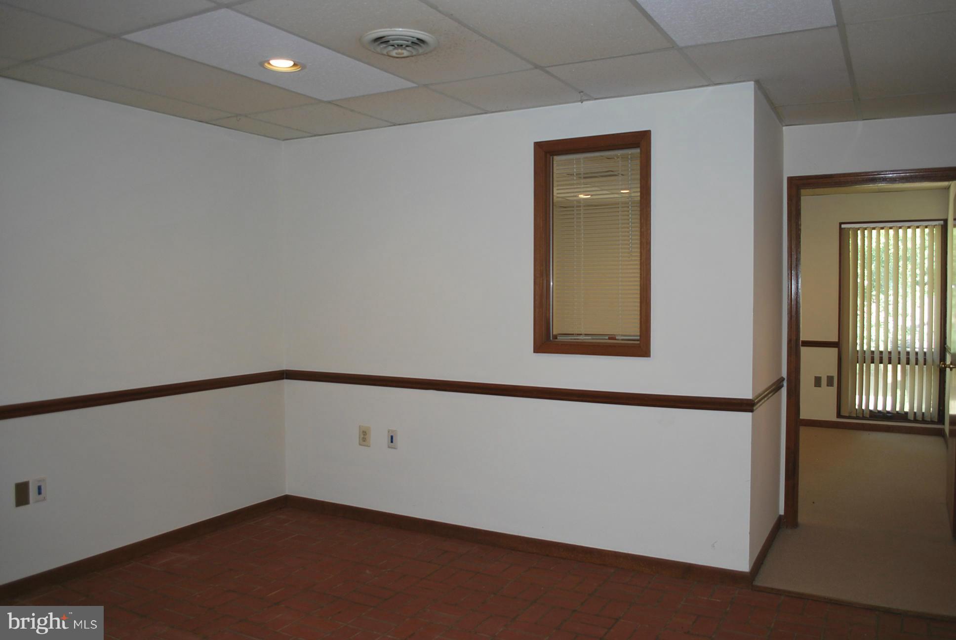 LAKE RIDGE EXECUTIVE PARK - Commercial Lease