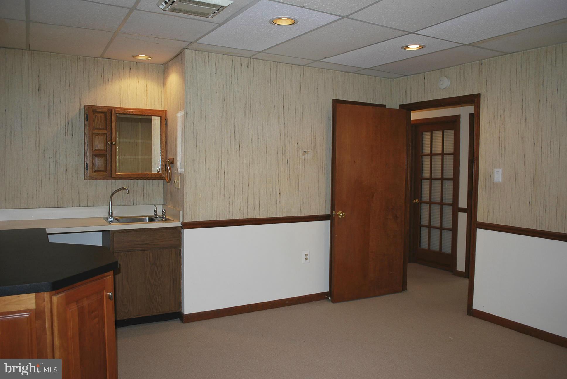 LAKE RIDGE EXECUTIVE PARK - Commercial Lease