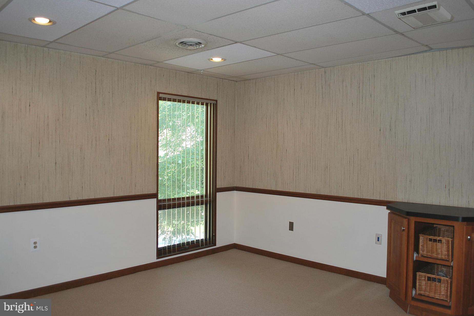 LAKE RIDGE EXECUTIVE PARK - Commercial Lease