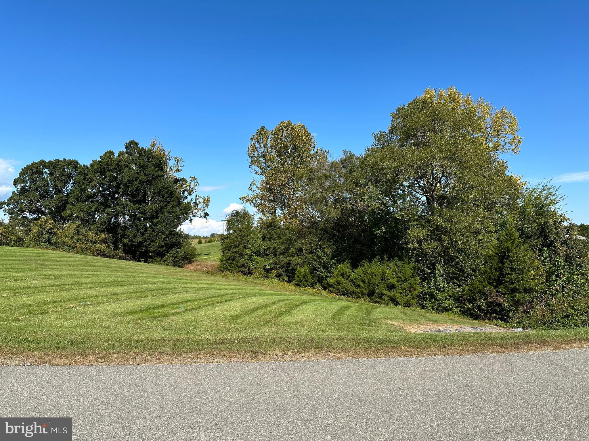 LANDS END ON LAKE ANNA - Land