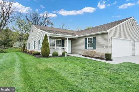 1318 Pleasant View Drive Unit 70, Spring Grove, PA MLS: PAYK2079376