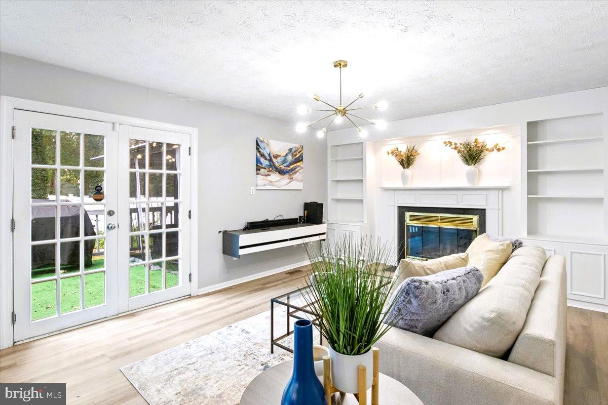 ASHFORD OAKS - Residential