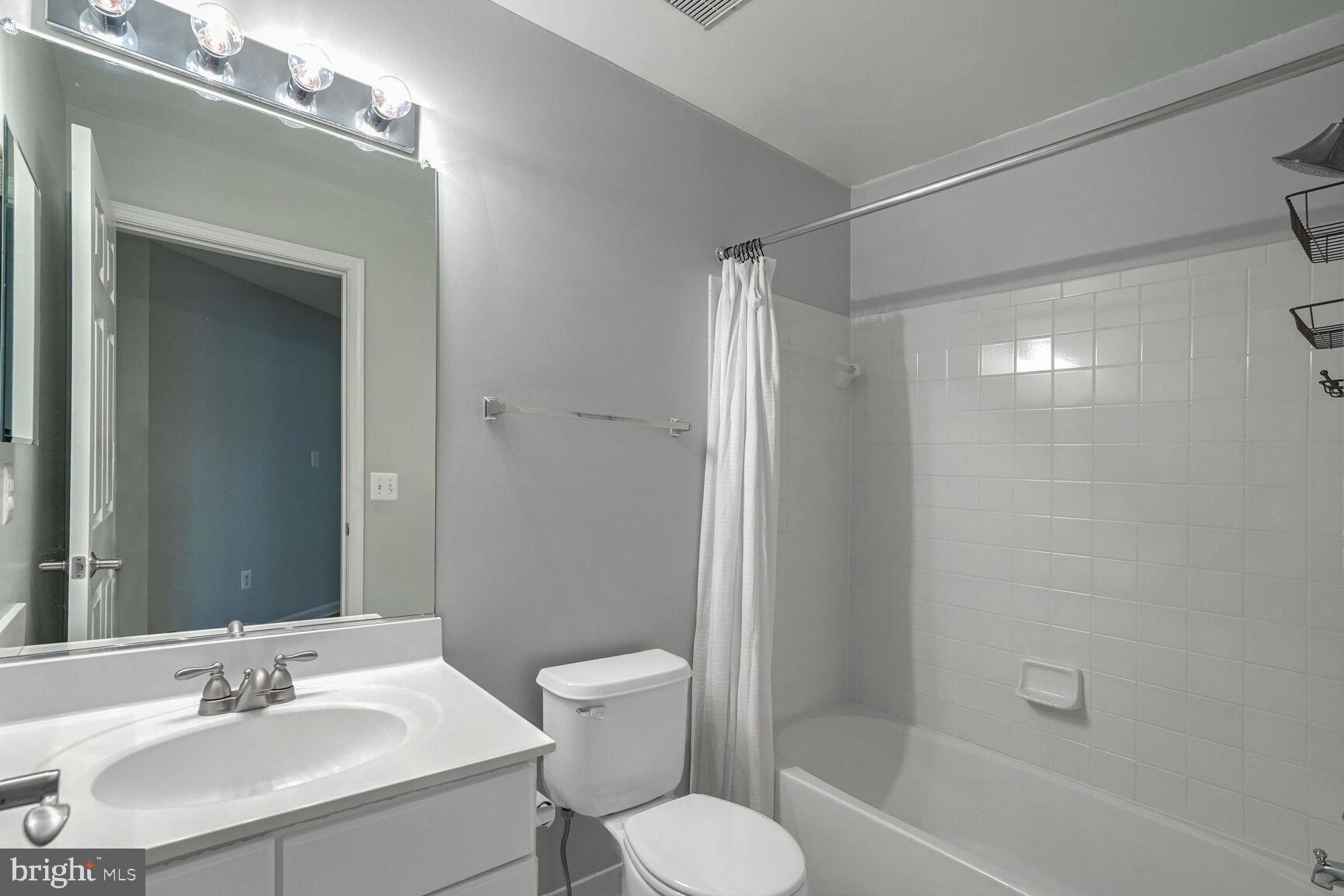 LINCOLN PARK - Residential Lease