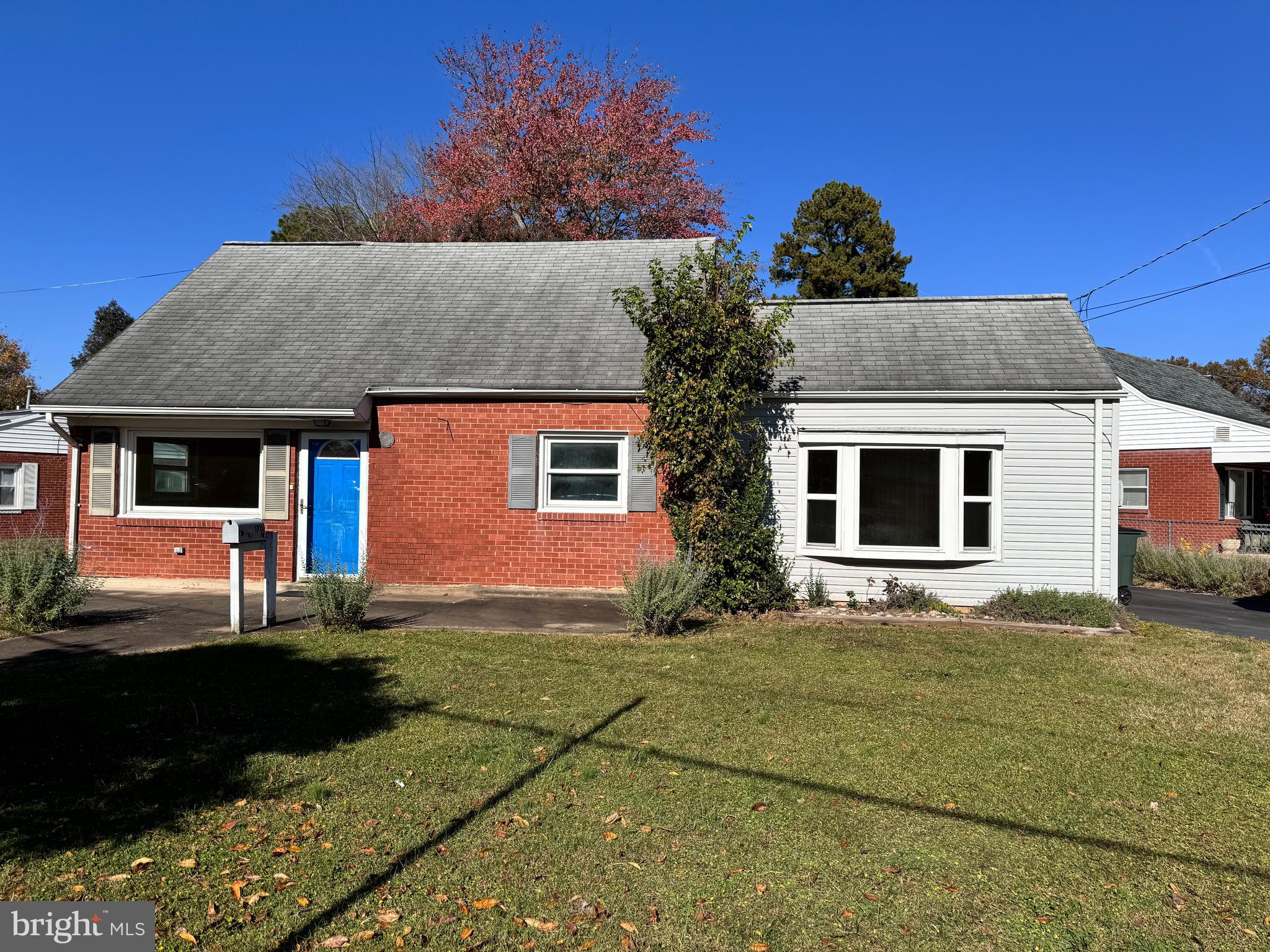 ***AUCTION***  List price is STARTING BID only.  Price TBD at Live Auction beginning on December 26, 2024, 12:00 p.m. Eastern time and ending on January 4, 2025  2:00 p.m. Eastern time.

🏡 Incredible Fixer-Upper Opportunity on a Spacious Corner Lot!

Bring your vision and creativity to this 4-bedroom, 1.5-bathroom single-family home, perfectly positioned on a large corner lot with no HOA! This diamond in the rough is packed with potential and offers a fantastic layout to make your dream home a reality.

✨ Features Include:

Spacious Living Room & Family Room: Perfect for creating cozy gathering spaces.
Formal Dining Room: A great setting for holiday meals and celebrations.
Versatile Den: Ideal for a home office, library, or playroom.
Large Corner Lot: Plenty of space for outdoor living, gardening, or even a pool addition!
✨ Why You’ll Love It:

Freedom from HOA restrictions or fees.
A prime location with excellent potential for value appreciation.
The perfect blank slate for renovators, investors, or anyone ready to design their dream home.
This home is ready for someone with a vision to bring it back to life. Don’t miss this incredible opportunity to customize every detail to your style!

NO ACCESS OR VIEWINGS of this property.