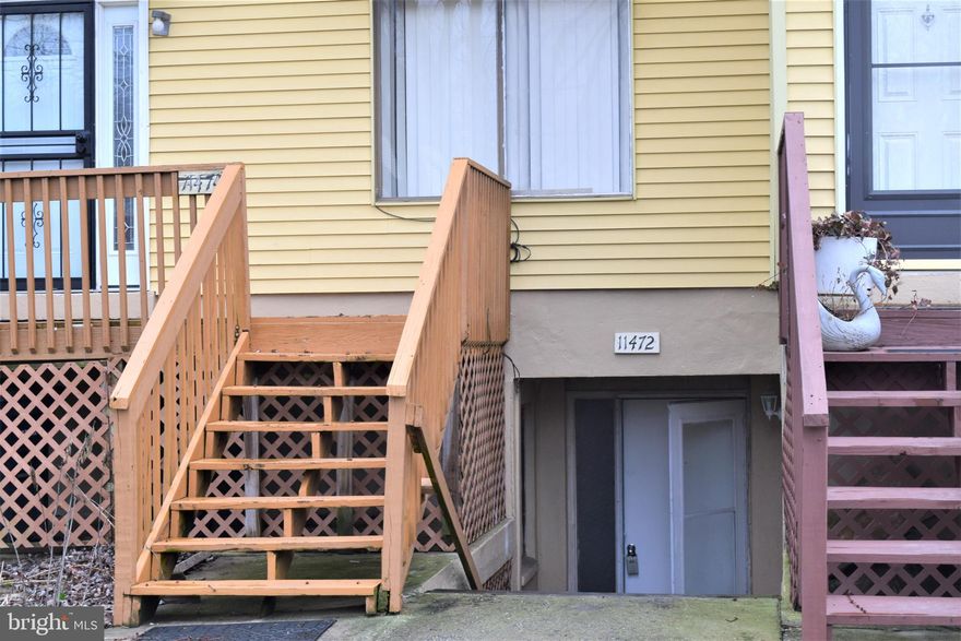 Welcome to 11472 Laurelwalk Dr! You don't want to miss this one. New Carpet, new paint and professionally cleaned throughout. This one level condo features 3 generously sized bedrooms and 2 full baths with classic touches.  Primary Bedroom has two large closets, one of the two closet is a walk in, and primary bath with standing shower. Kitchen features ceramic tile flooring, stainless steel appliances, plenty of counter space, and storage. Let's not forget the oversized kitchen/dining combo with gleaming laminate floors, that lead to the back patio perfect for entertaining. This home has many more gems and must see! Close to commuter routes and shopping. Wont last long!