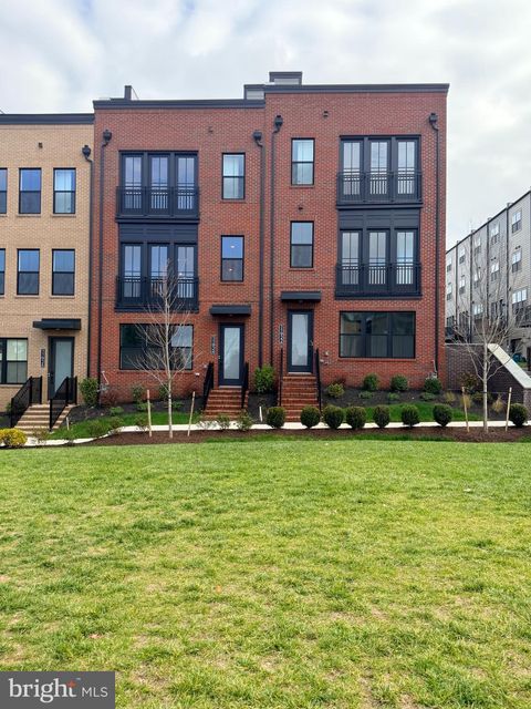 Photo of 11924 Caravelle Loop, NORTH BETHESDA, MD 20852 (MLS # MDMC2207686)