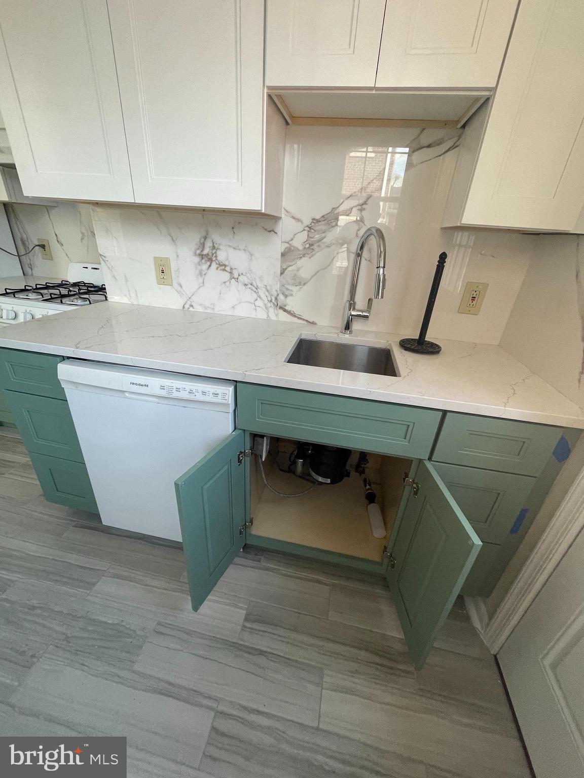 QUEEN VILLAGE - Residential Lease