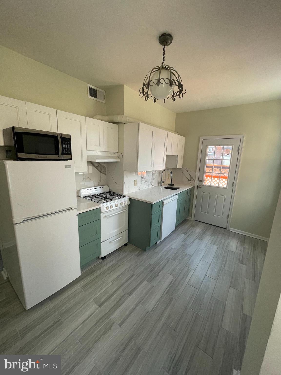 QUEEN VILLAGE - Residential Lease
