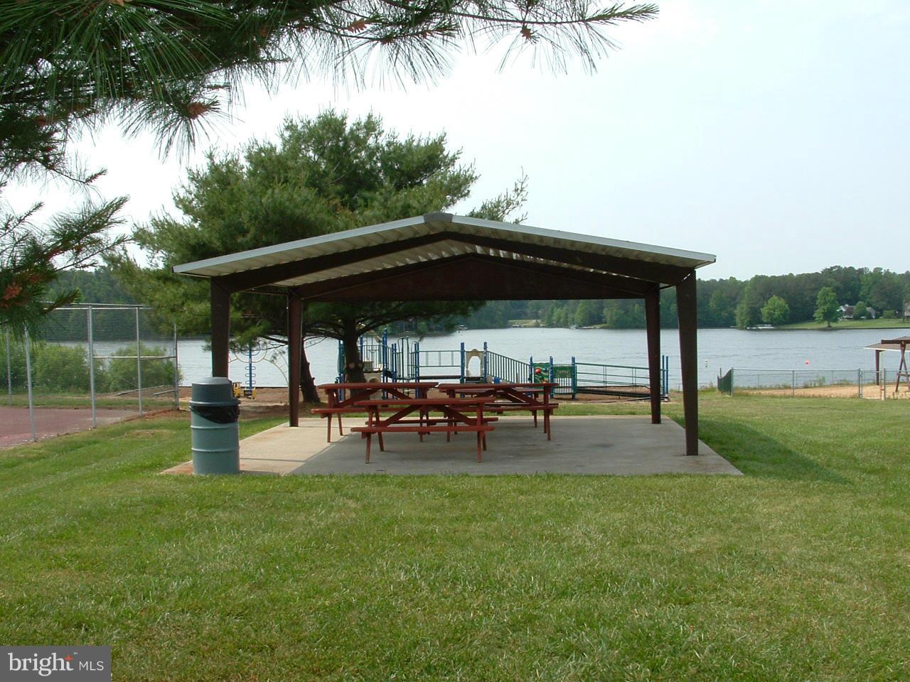 LAKE CAROLINE - Residential