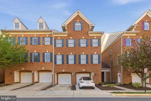 4609 Hummingbird Lane Unit 106, Fairfax, VA MLS: VAFX2301676
