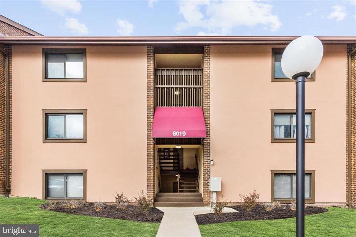 Lovely updated condo with excellent space in park-like Treover! Convenient, open floor plan makes for easy living. Renovated kitchen with separate dining space, bright neutral living room, spacious bedroom with fabulous walk-in closet! Sliding glass door in living room leads to patio and open green space! Laundry is in the building. Very convenient location near Columbia shopping, restaurants, and commuter routes. No pets, no smoking. All applicants must have credit score of 640 or better. $38 application fee is paid directly to rentspree and is non refundable.