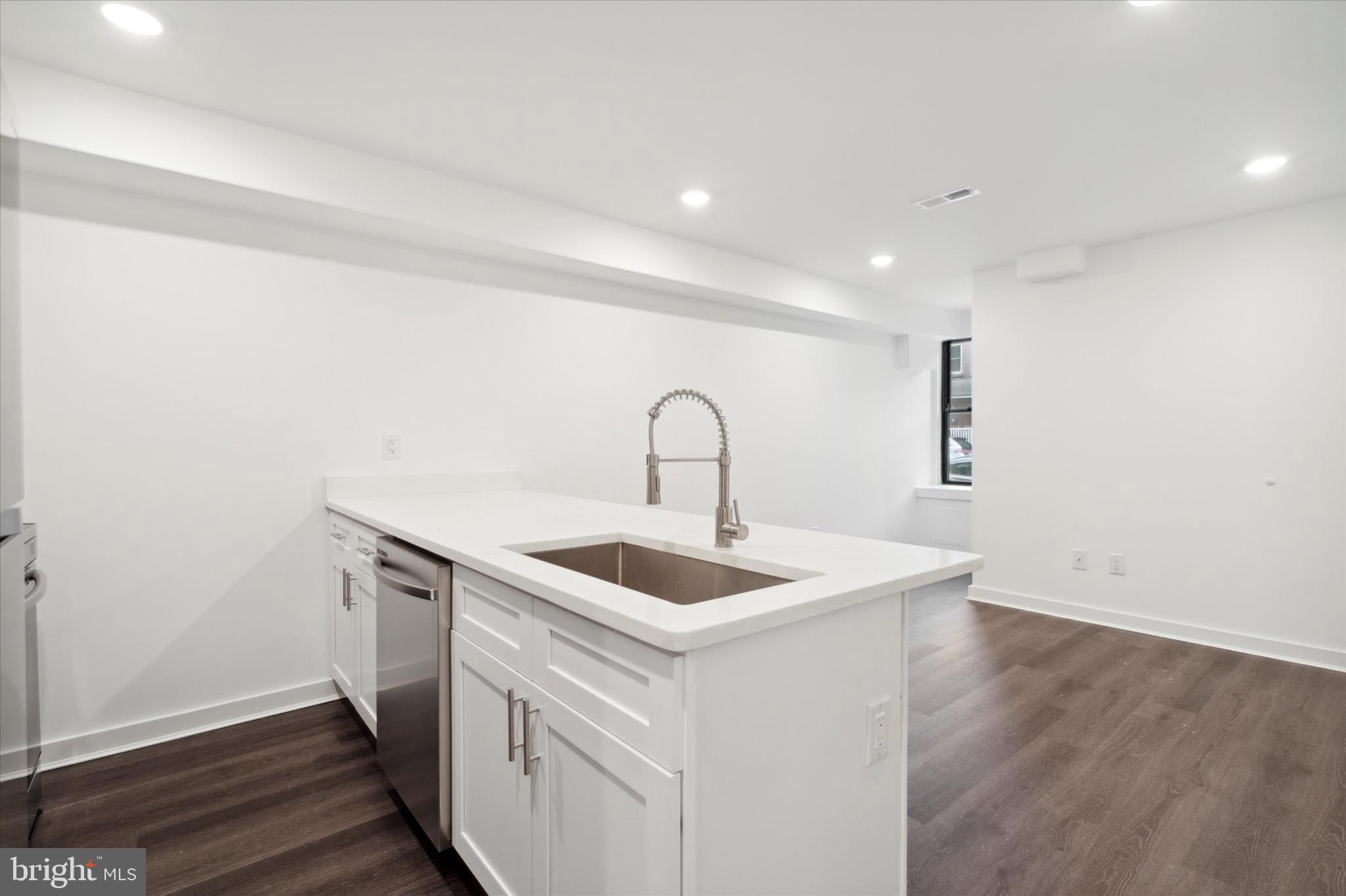 UNIVERSITY CITY - Commercial Sale