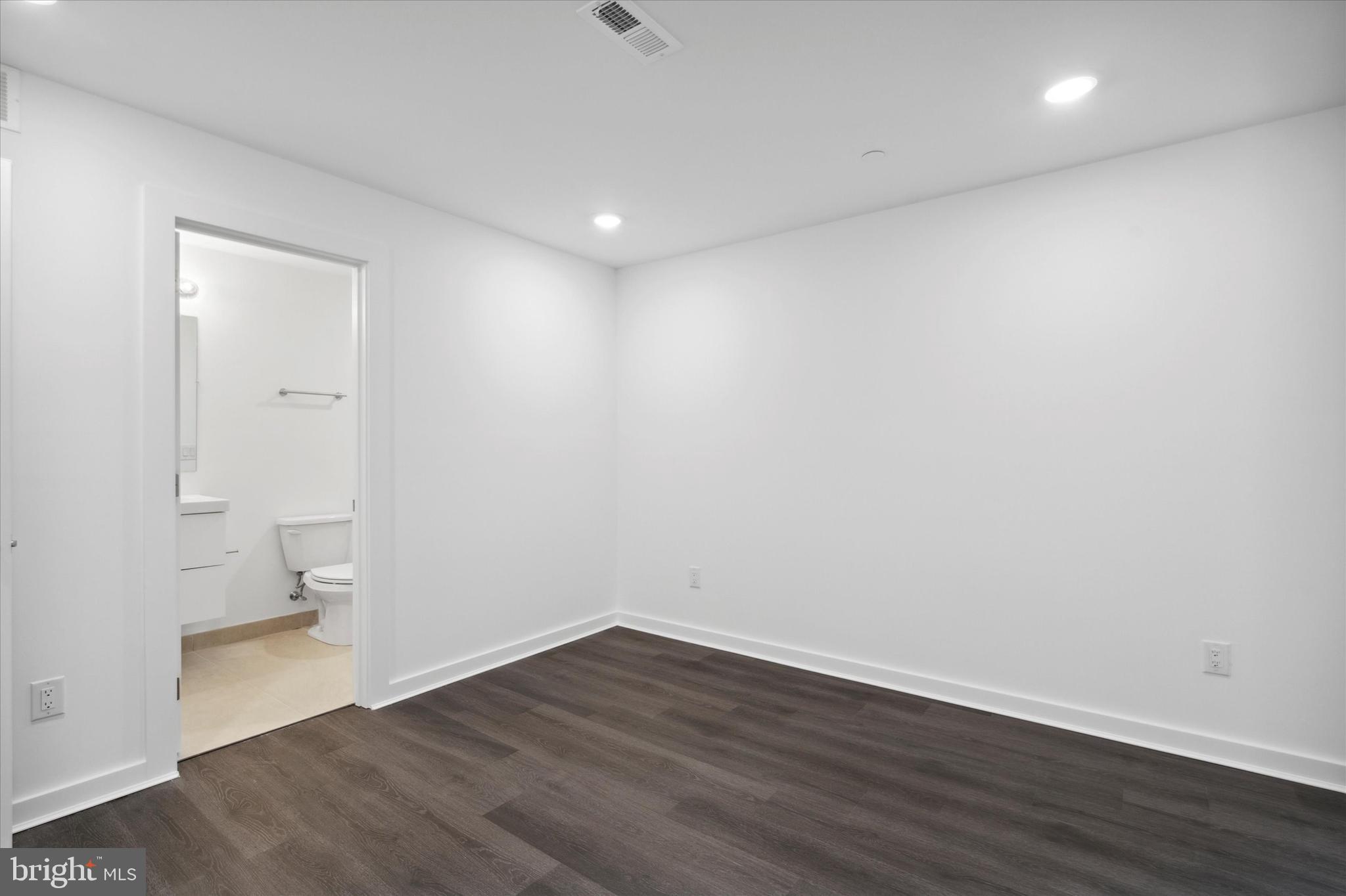 UNIVERSITY CITY - Commercial Sale