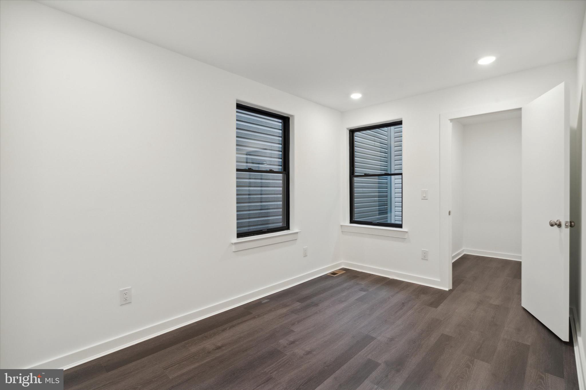 UNIVERSITY CITY - Commercial Sale