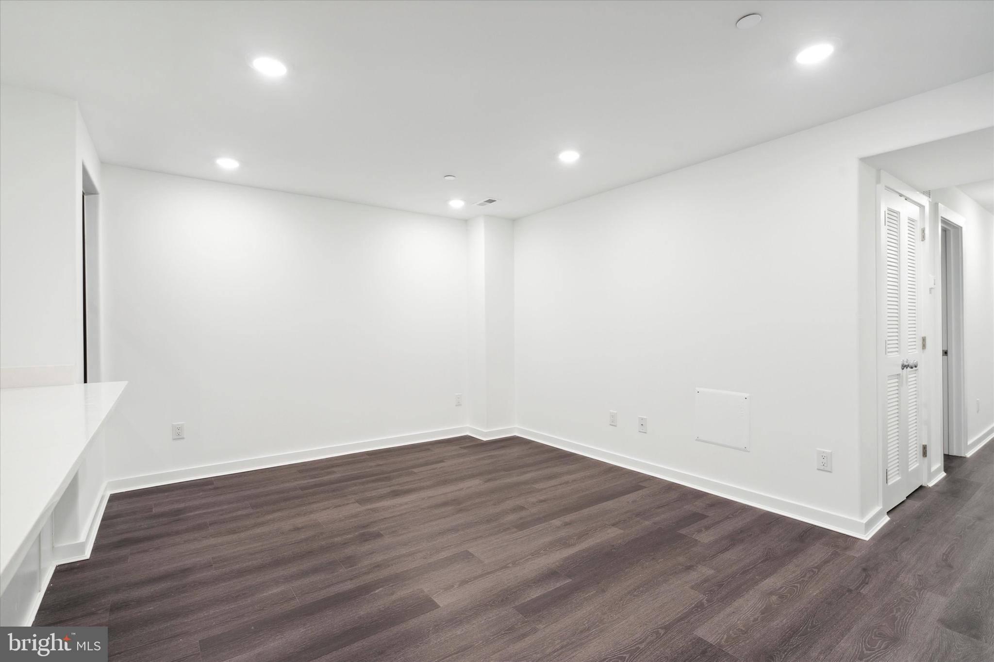 UNIVERSITY CITY - Commercial Sale