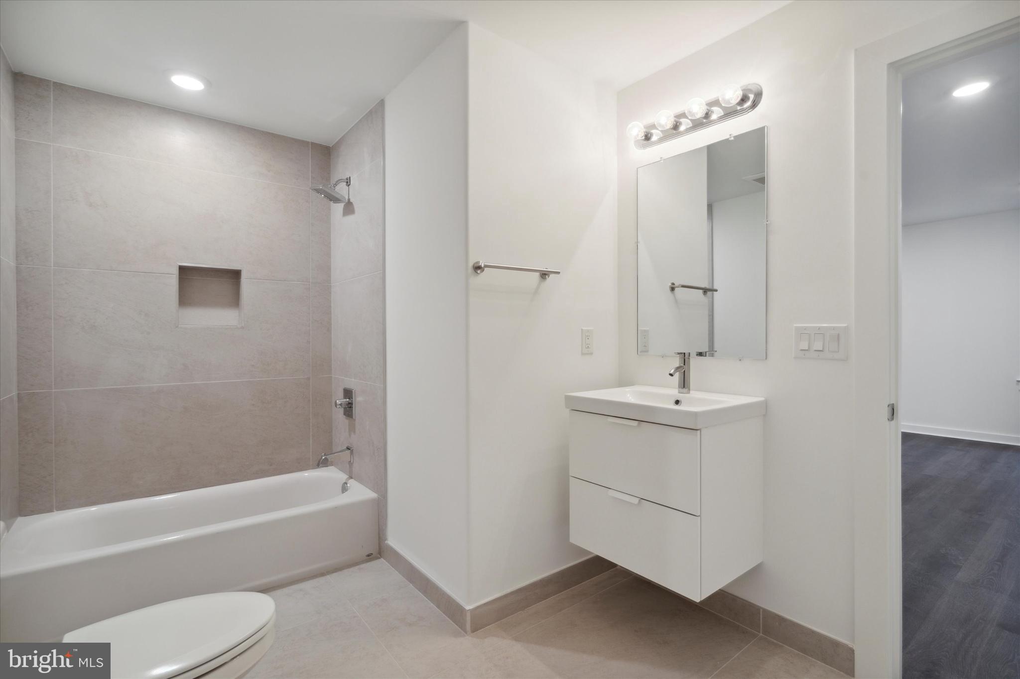 UNIVERSITY CITY - Commercial Sale